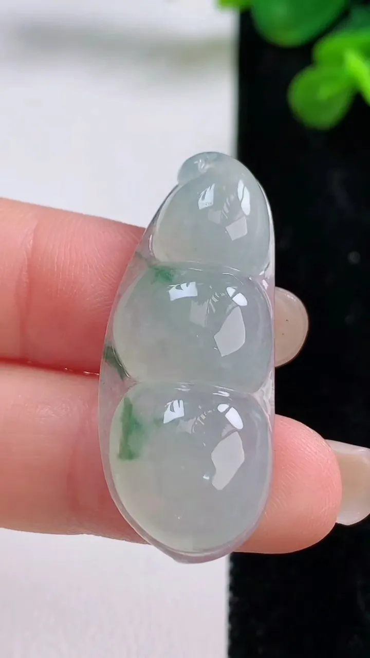 天然A货翡翠冰种飘花福豆 四季豆吊坠，尺寸38-15.5-6，重量:6.57g
8月29日