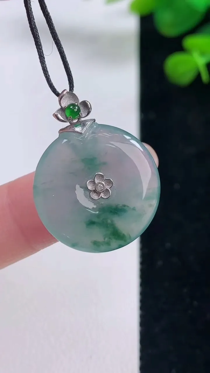 天然A货翡翠种飘花平安扣吊坠，尺寸21-3.7，重量:3.89g
8月29日