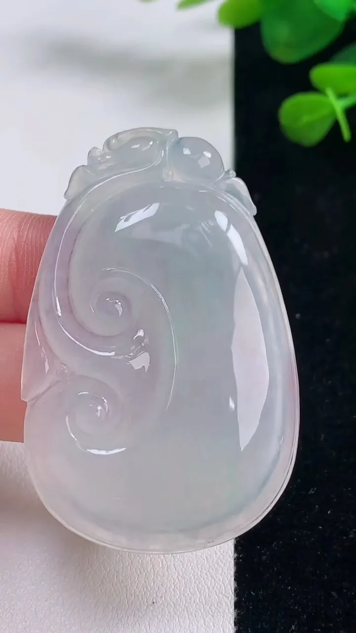 天然A货翡翠如意吊坠，尺寸53.8-34.6-6，重量:20.63g
8月29日