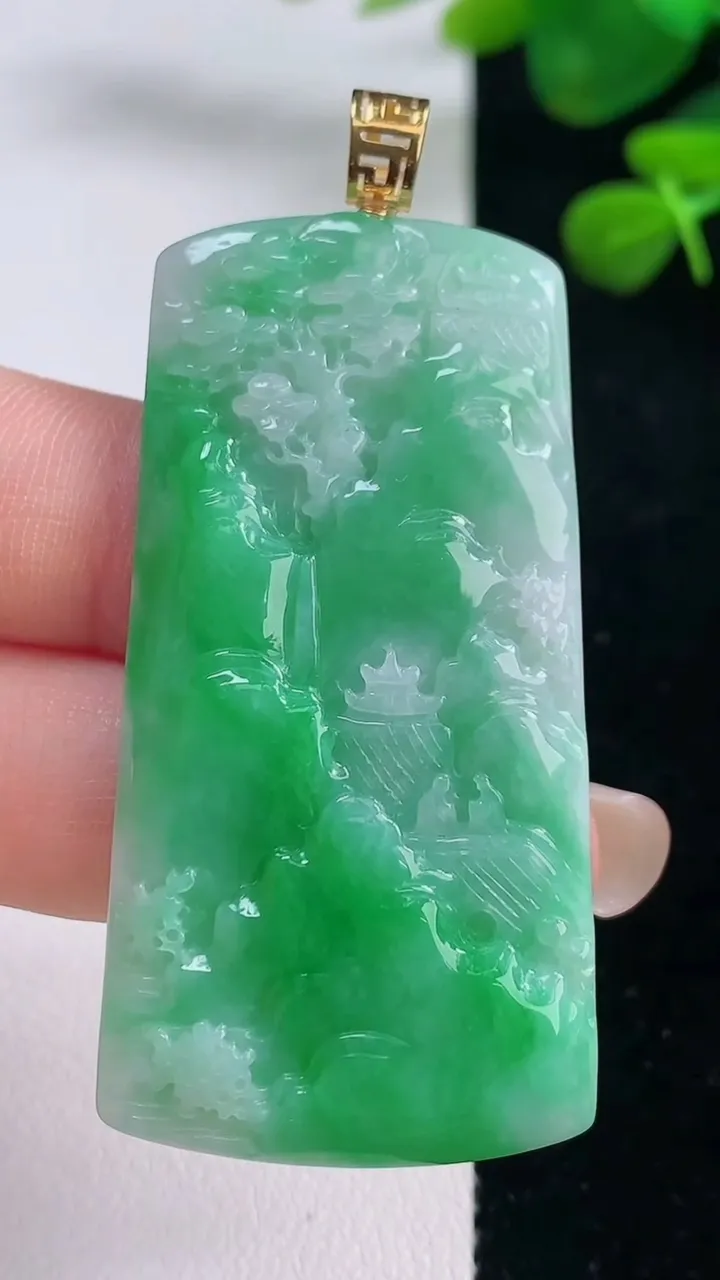 天然A货翡翠山水牌吊坠，尺寸52.5-26.2-5，重量:18.43g
8月29日