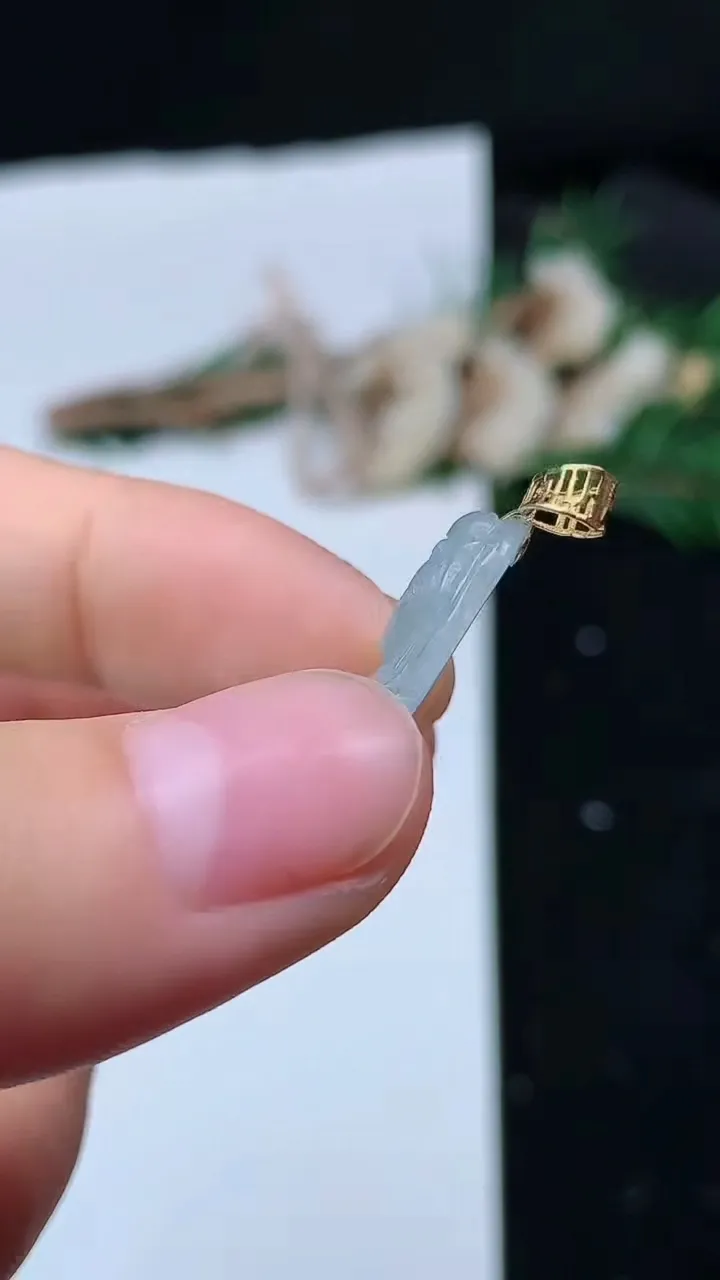 天然A货翡翠白冰观音菩萨吊坠，尺寸29.4-15.3-3.6，重量:2.79g
8月29日