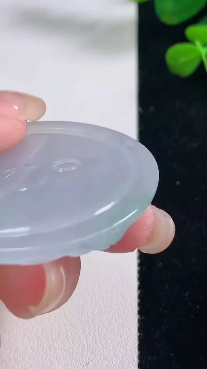 天然A货翡翠观音菩萨吊坠，尺寸46.7-42-5，重量:19.84g
8月29日