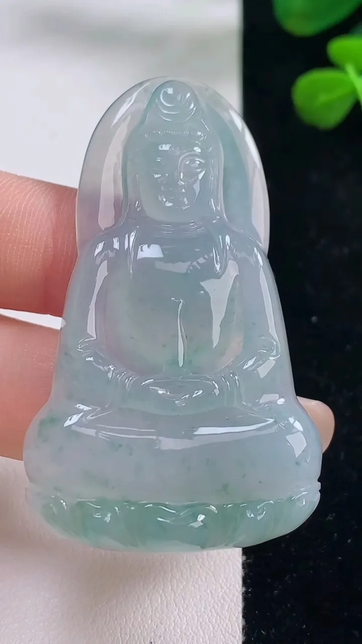 天然A货翡翠冰种飘花素衣观音菩萨吊坠，尺寸54-32-5.6，重量:17.24g
8月29日