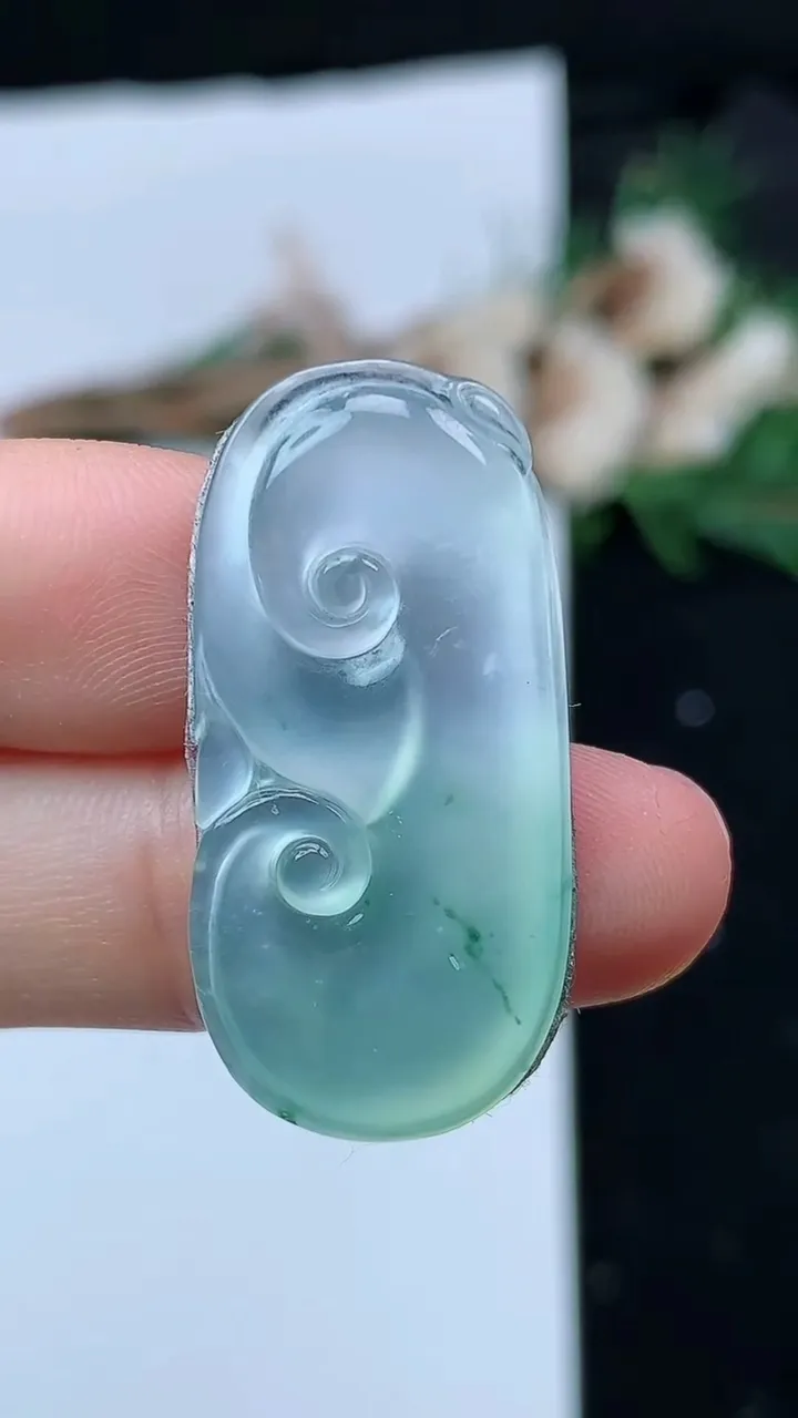 天然A货翡翠飘花如意镶嵌件，尺寸32.4-15.8-3，重量:2.86g
8月29日