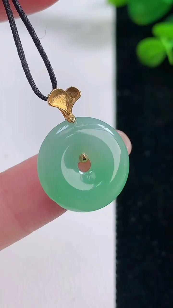 天然A货翡翠平安扣吊坠，尺寸17.2-3.4，重量:2.74g
8月29日