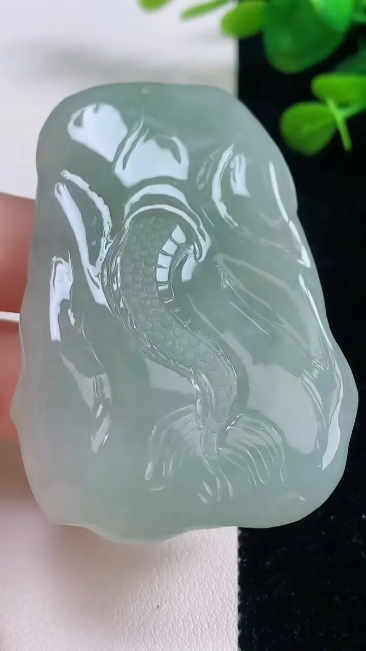天然A货翡翠龙牌吊坠，尺寸61-43.3-10.2，重量:50.10g
8月29日
