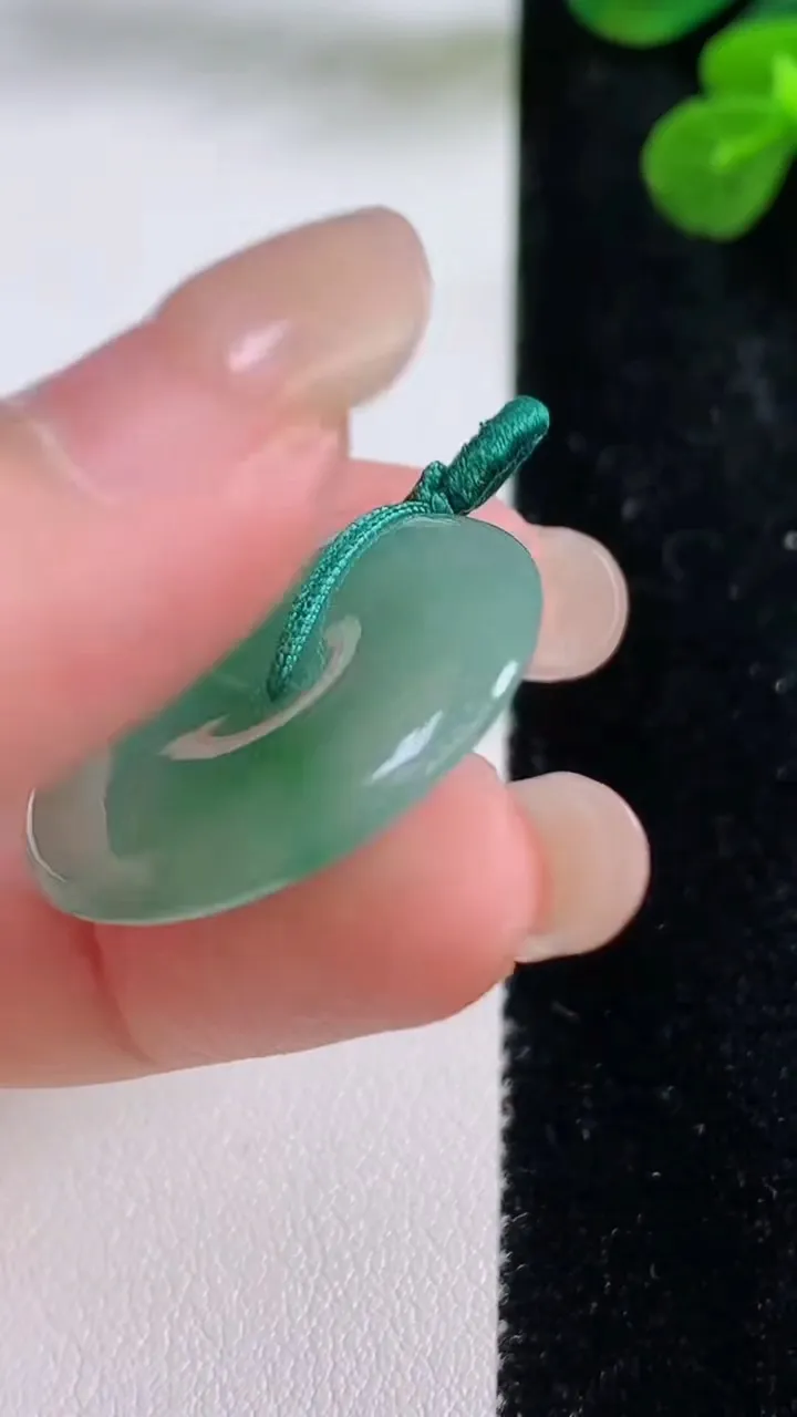 天然A货翡翠平安扣吊坠，尺寸27-5，重量:7.80g
8月29日