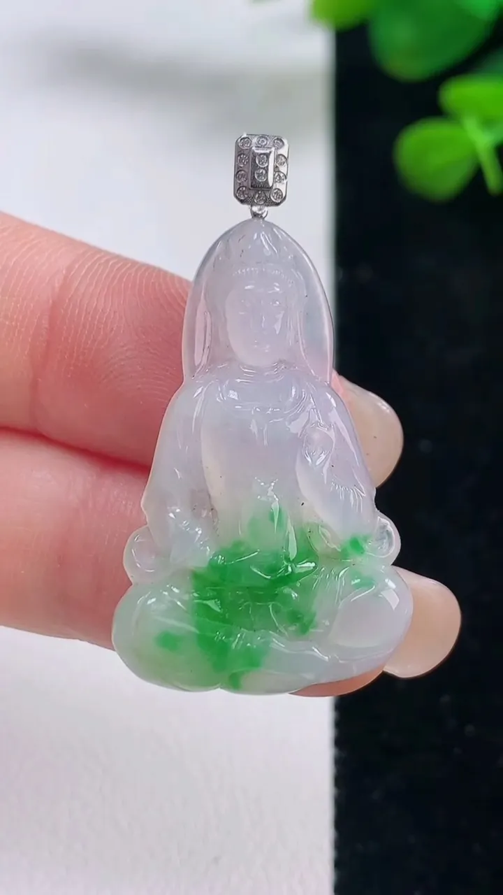 天然A货翡翠观音菩萨吊坠，尺寸33.5-19-3，重量:4.06g
8月29日