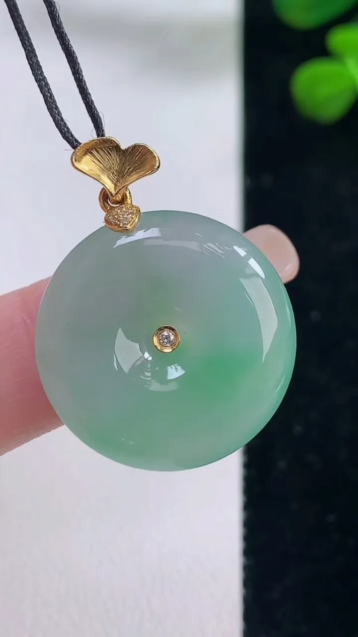 天然A货翡翠平安扣吊坠，尺寸22.5-5.4，重量:6.39g
8月29日