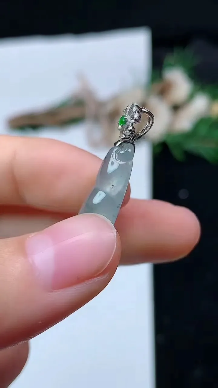 天然A货翡翠福豆吊坠，尺寸27.7-12-5.6，重量:3.32g
8月29日