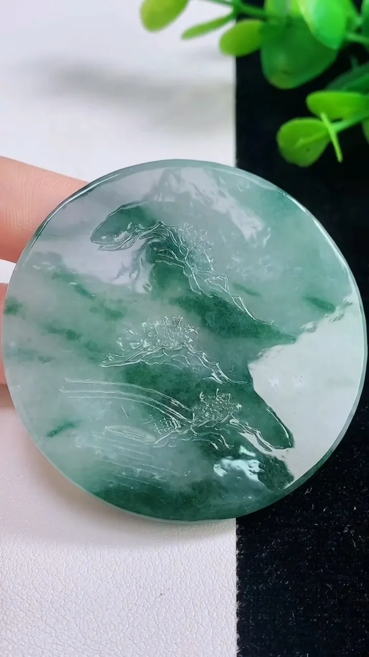 天然A货翡翠牌吊坠，尺寸56.8-5.3，重量:42.88g
8月29日