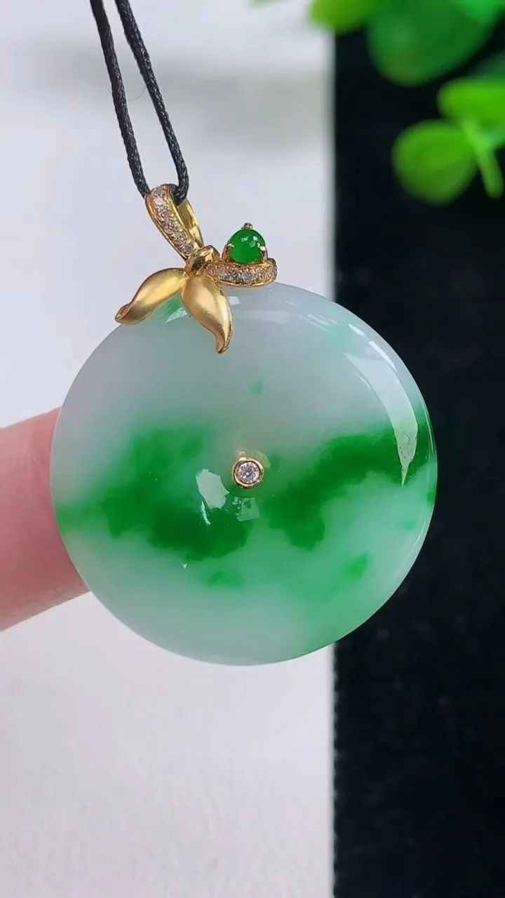 天然A货翡翠平安扣吊坠，尺寸25.7-4.2，重量:6.86g
8月29日