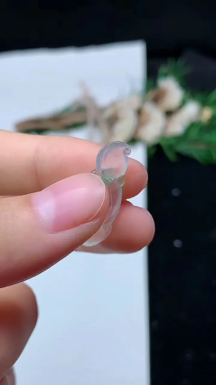 天然A货翡翠福瓜镶嵌件，尺寸23-8.2-3.4，重量:1.16g
8月29日