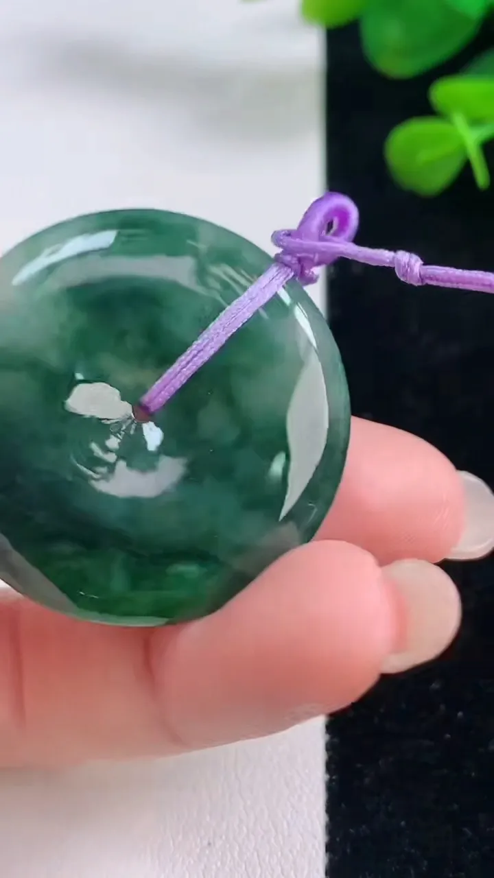 天然A货翡翠冰种飘花平安扣吊坠，尺寸34.5-5.2，重量:13.98g
8月29日