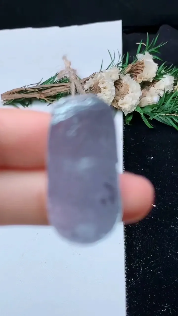 天然A货翡翠飘花如意镶嵌件，尺寸32.4-15.8-3，重量:2.86g
8月29日