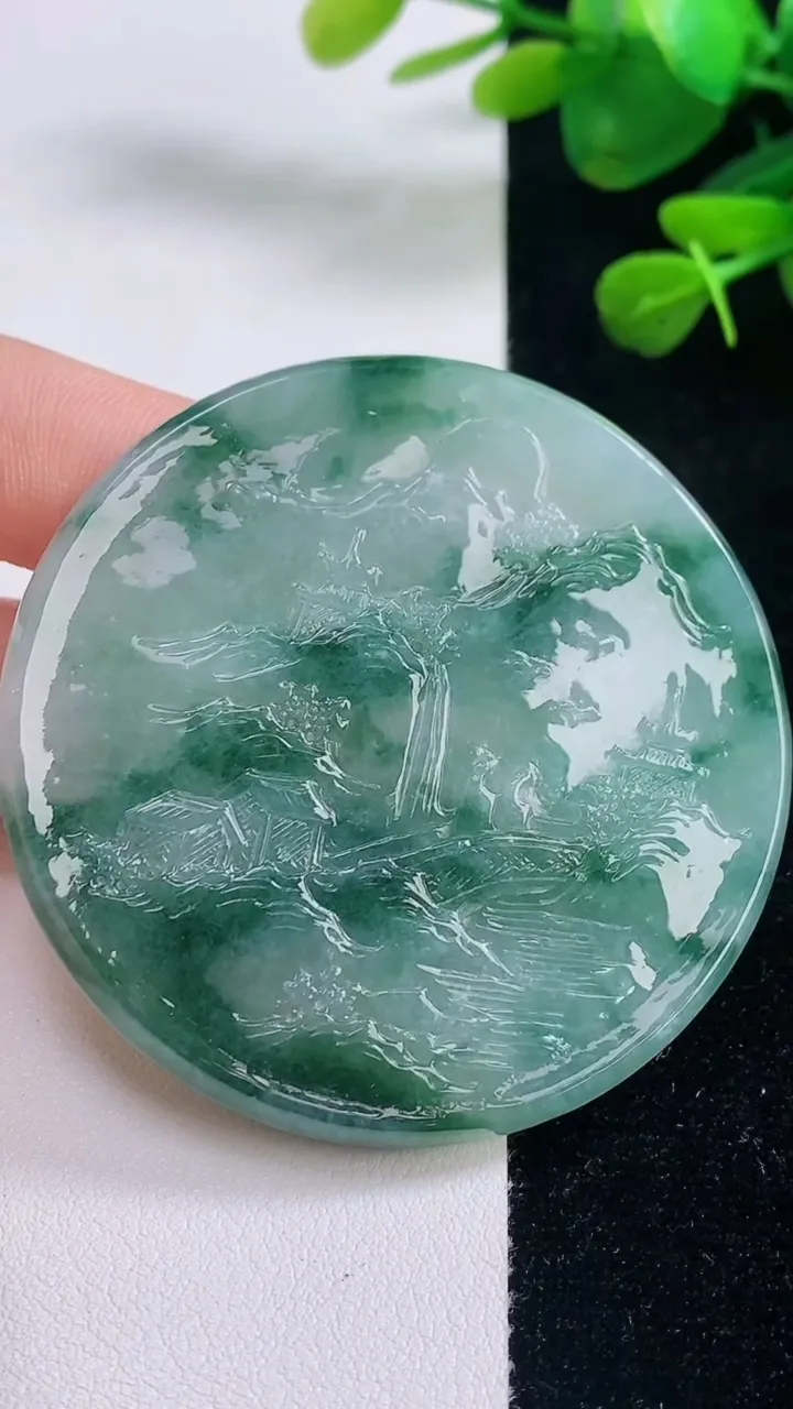 天然A货翡翠牌吊坠，尺寸56.8-5.3，重量:42.88g
8月29日
