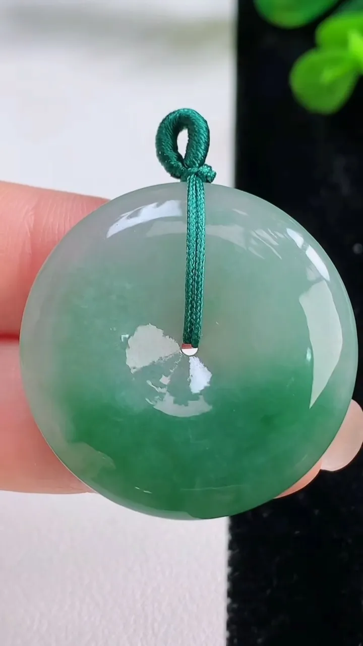 天然A货翡翠平安扣吊坠，尺寸32-5，重量:10.76g
8月29日