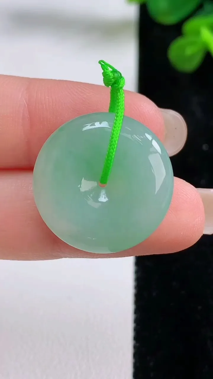 天然A货翡翠平安扣吊坠，尺寸22-5.3，重量:5.27g
8月29日