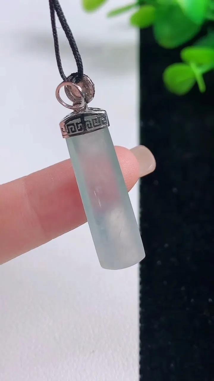 天然A货翡翠种白冰平安柱吊坠，尺寸30.7-8.7-4.2，重量:3.40g
8月29日