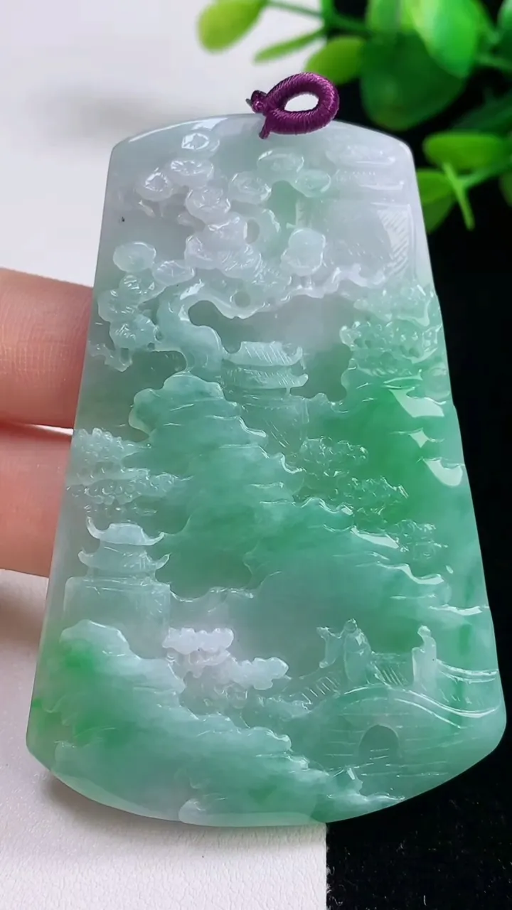 天然A货翡翠山水牌吊坠，尺寸72.2-49-4.6，重量:35.33g
8月29日