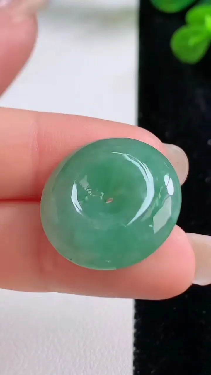 天然A货翡翠平安扣吊坠，尺寸22-6，重量:5.91g
8月29日