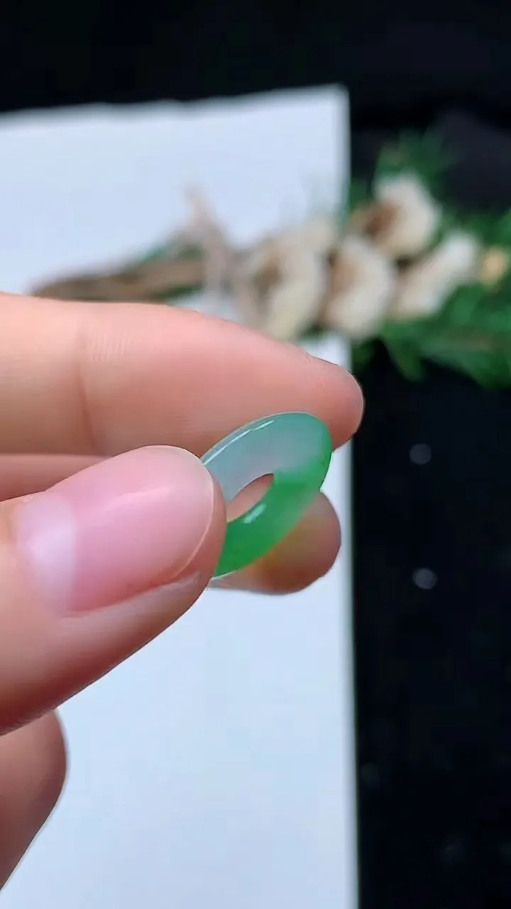 天然A货翡翠平安环吊坠，尺寸17.5-3.3，重量:1.78g
8月29日