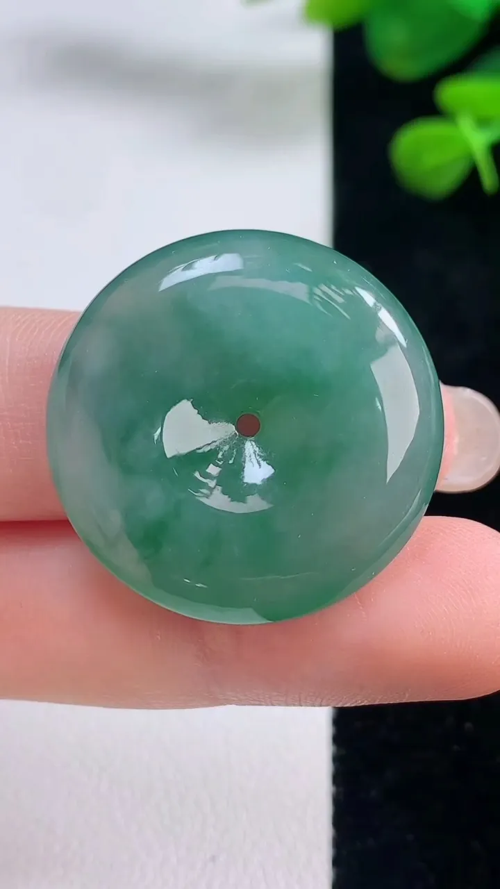 天然A货翡翠平安扣吊坠，尺寸28-6.5，重量:10.50g
8月29日