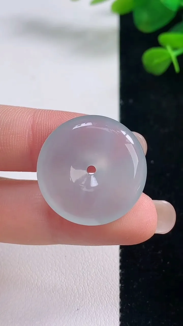天然A货翡翠平安扣吊坠，尺寸24.6-5.5，重量:7.00g
8月29日