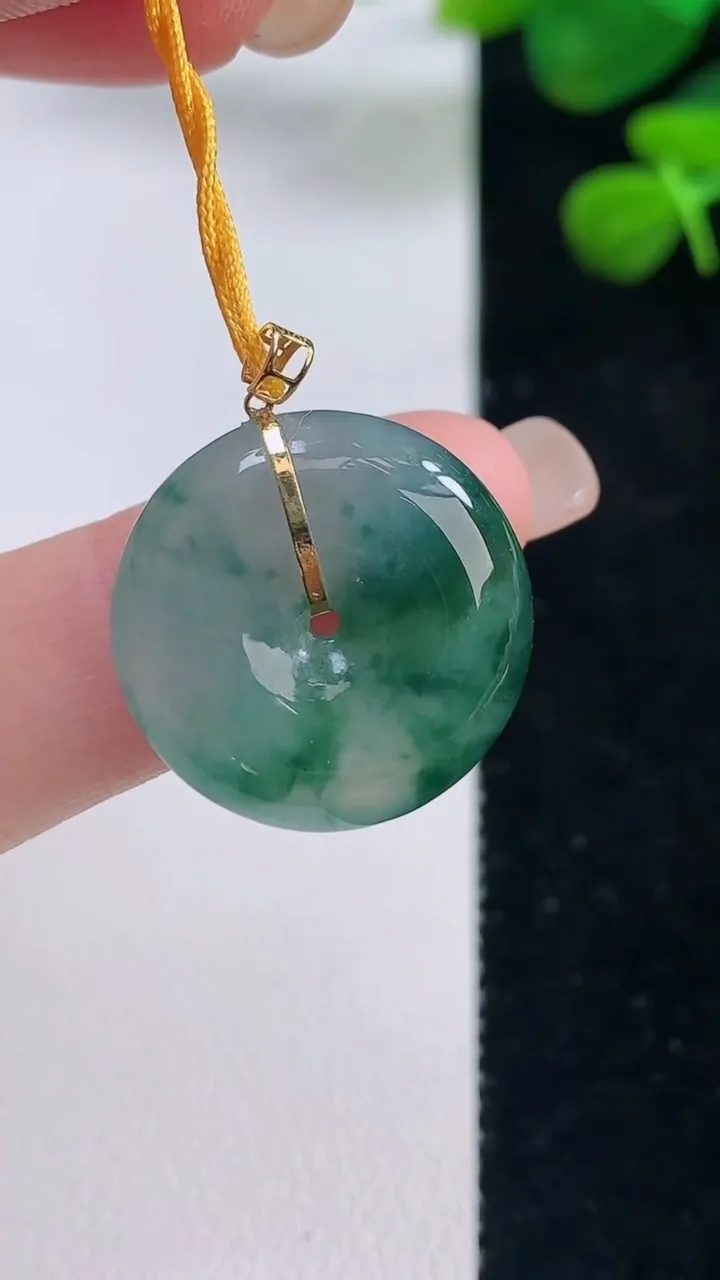 天然A货翡翠种飘花平安扣吊坠，尺寸20-5.3，重量:4.56g
8月29日