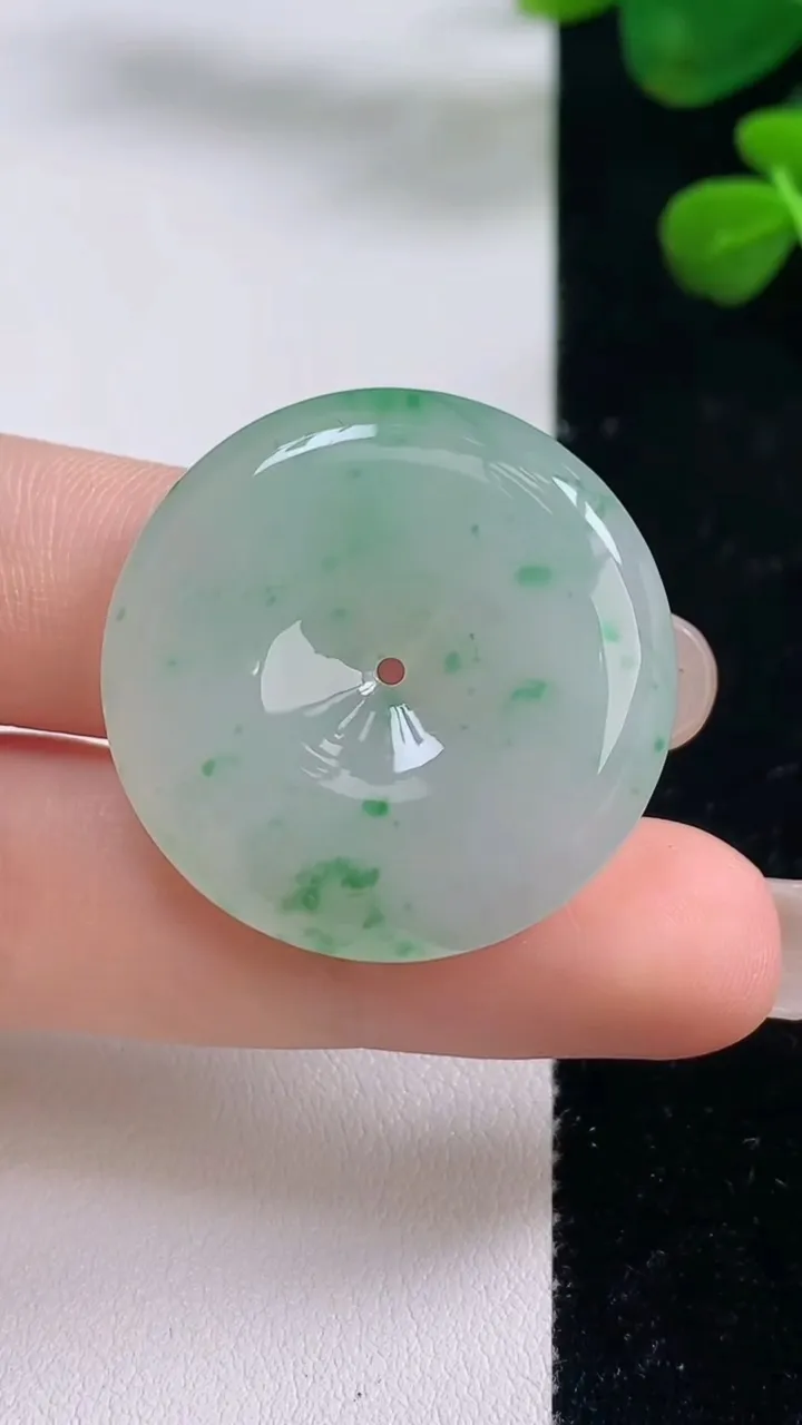 天然A货翡翠平安扣吊坠，尺寸30.5-6.5，重:12.27g
8月29日