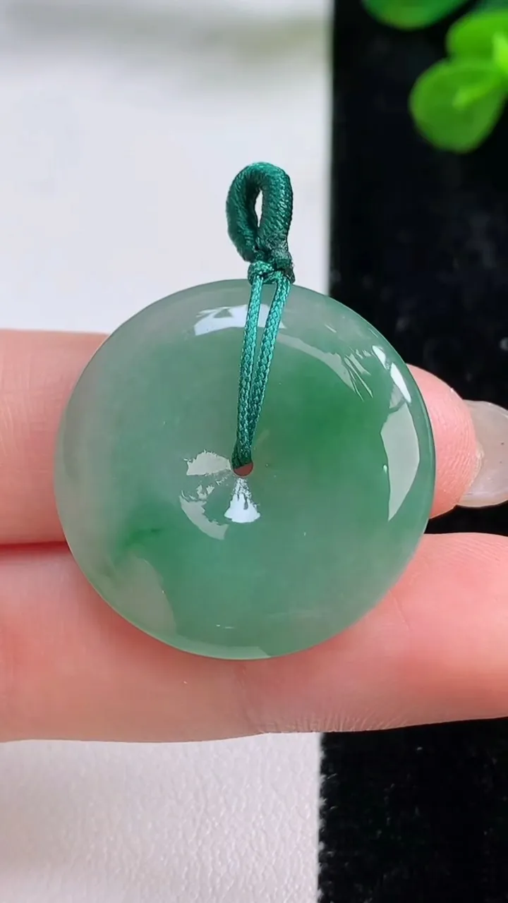 天然A货翡翠平安扣吊坠，尺寸27-5，重量:7.80g
8月29日