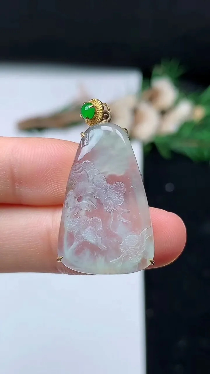 天然A货翡翠白冰花开富贵吊坠，尺寸26.2-17-5.2，重量:5.00g
8月29日