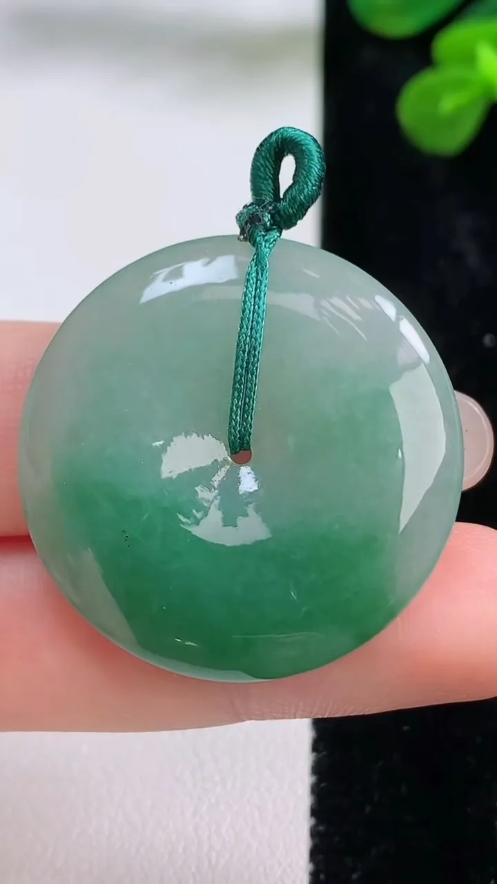 天然A货翡翠平安扣吊坠，尺寸32-5，重量:10.76g
8月29日