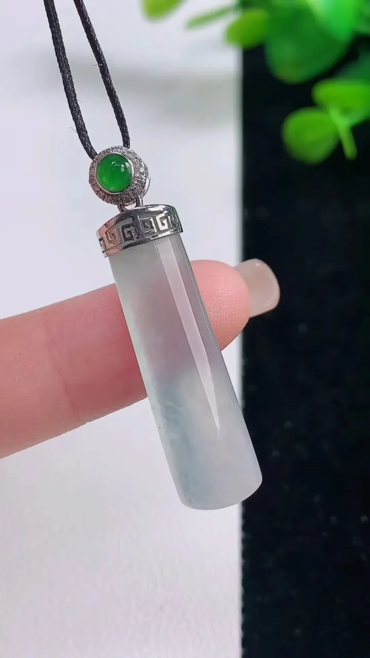 天然A货翡翠种白冰平安柱吊坠，尺寸30.7-8.7-4.2，重量:3.40g
8月29日