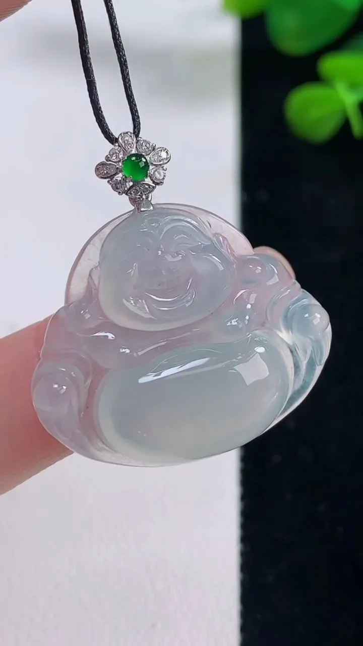 天然A货翡翠种白冰佛公吊坠，尺寸25-29-5.8，重量:6.39g
8月29日