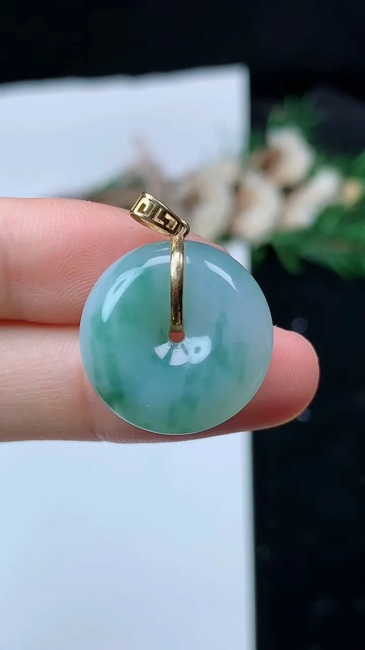 天然A货翡翠k金飘花平安扣吊坠，尺寸19.5-6，重量:4.70g
8月29日