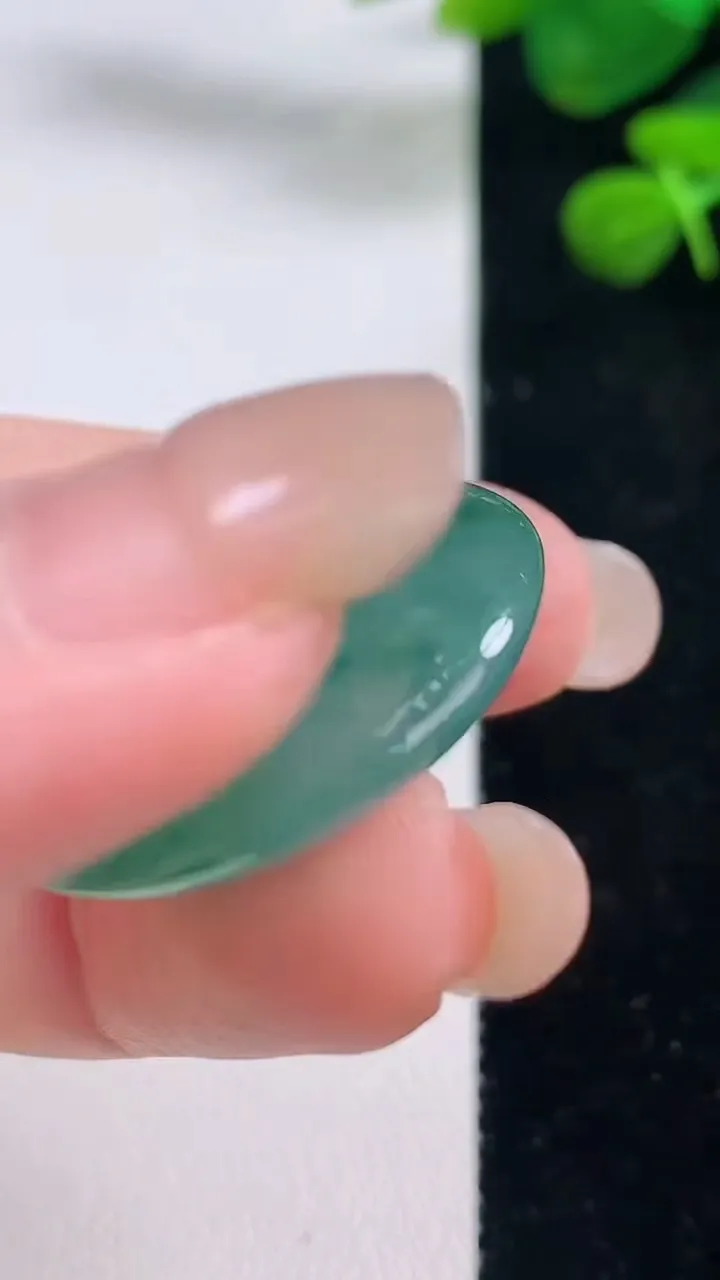 天然A货翡翠平安扣吊坠，尺寸28-6.5，重量:10.50g
8月29日