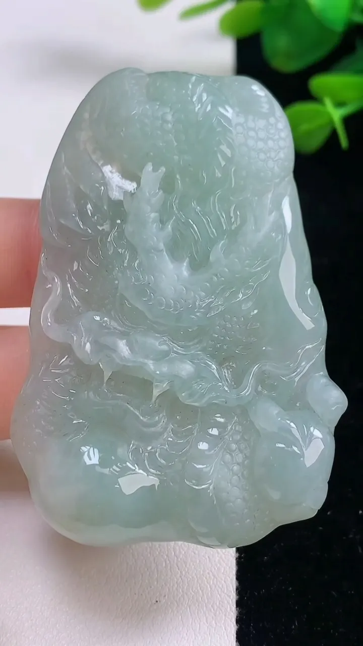 天然A货翡翠龙牌吊坠，尺寸61-43.3-10.2，重量:50.10g
8月29日