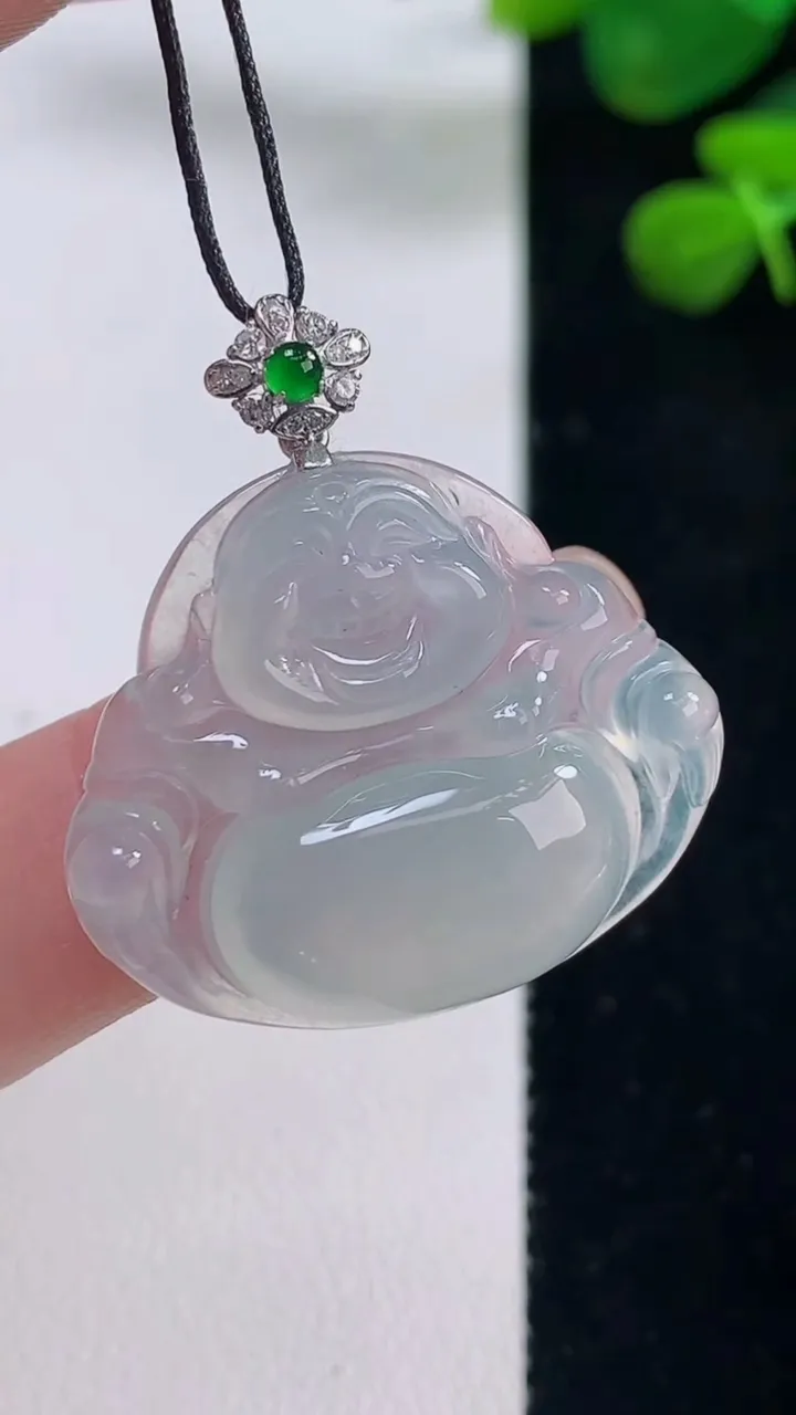 天然A货翡翠种白冰佛公吊坠，尺寸25-29-5.8，重量:6.39g
8月29日