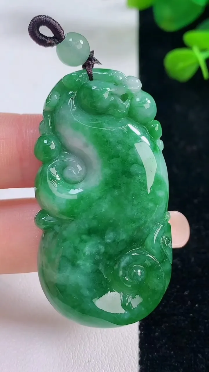 天然A货翡翠如意吊坠，尺寸50.3-26.2-8.7，重量:24.82g
8月29日