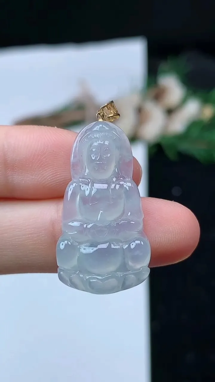 天然A货翡翠白冰观音菩萨吊坠，尺寸29.4-15.3-3.6，重量:2.79g
8月29日