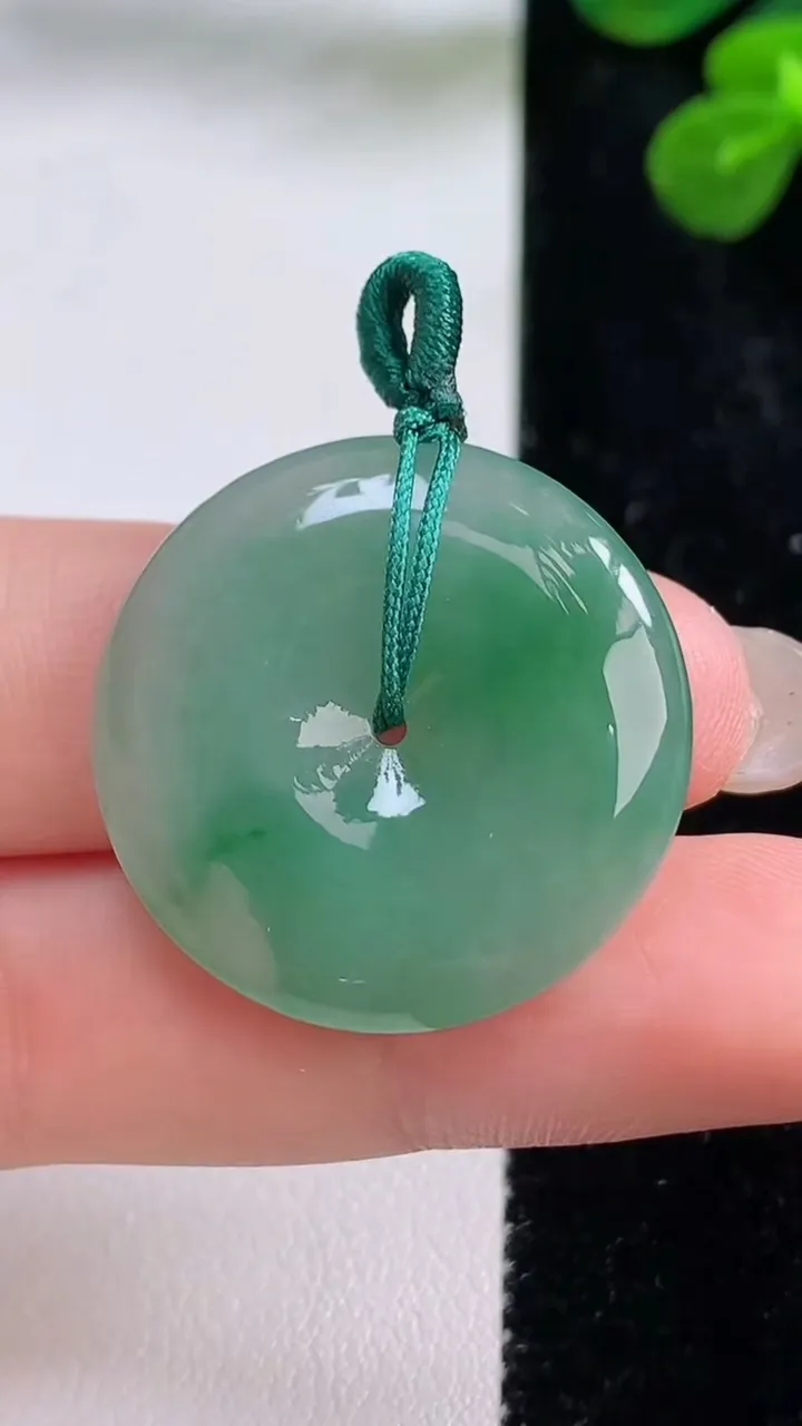 天然A货翡翠平安扣吊坠，尺寸27-5，重量:7.80g
8月29日