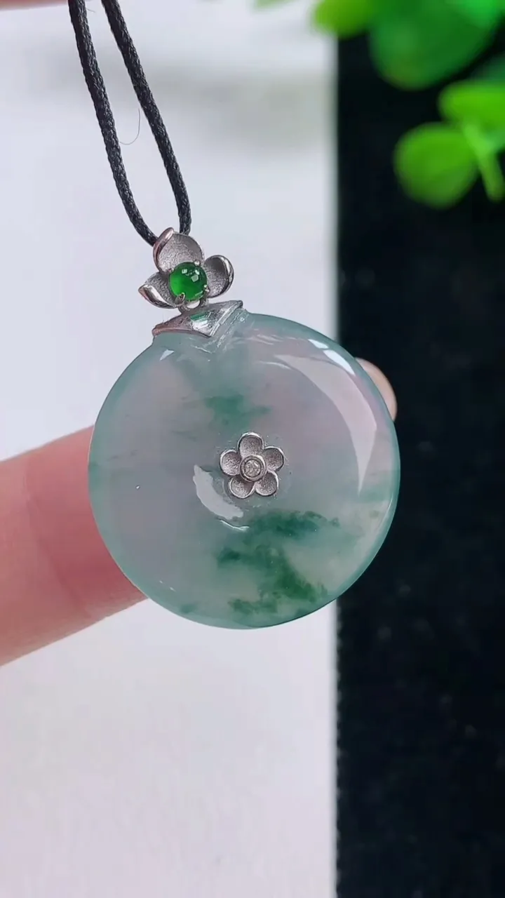 天然A货翡翠种飘花平安扣吊坠，尺寸21-3.7，重量:3.89g
8月29日