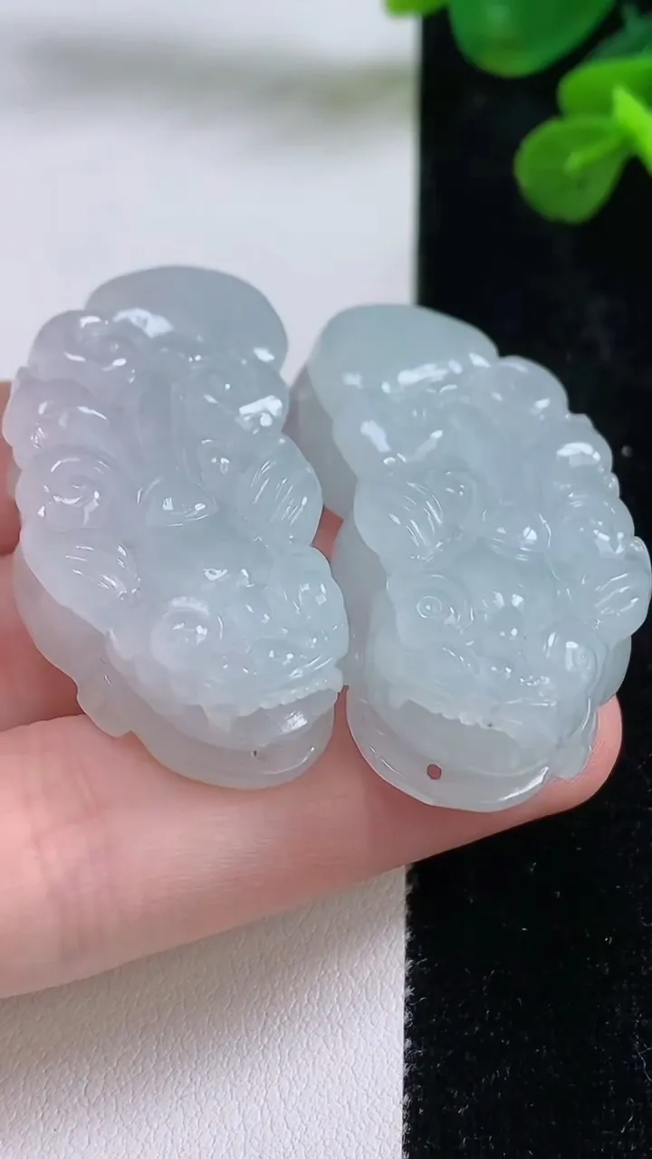 天然A货翡翠貔貅吊坠一对，尺寸42.8-20.5-11.5，重量:50.00g
8月29日