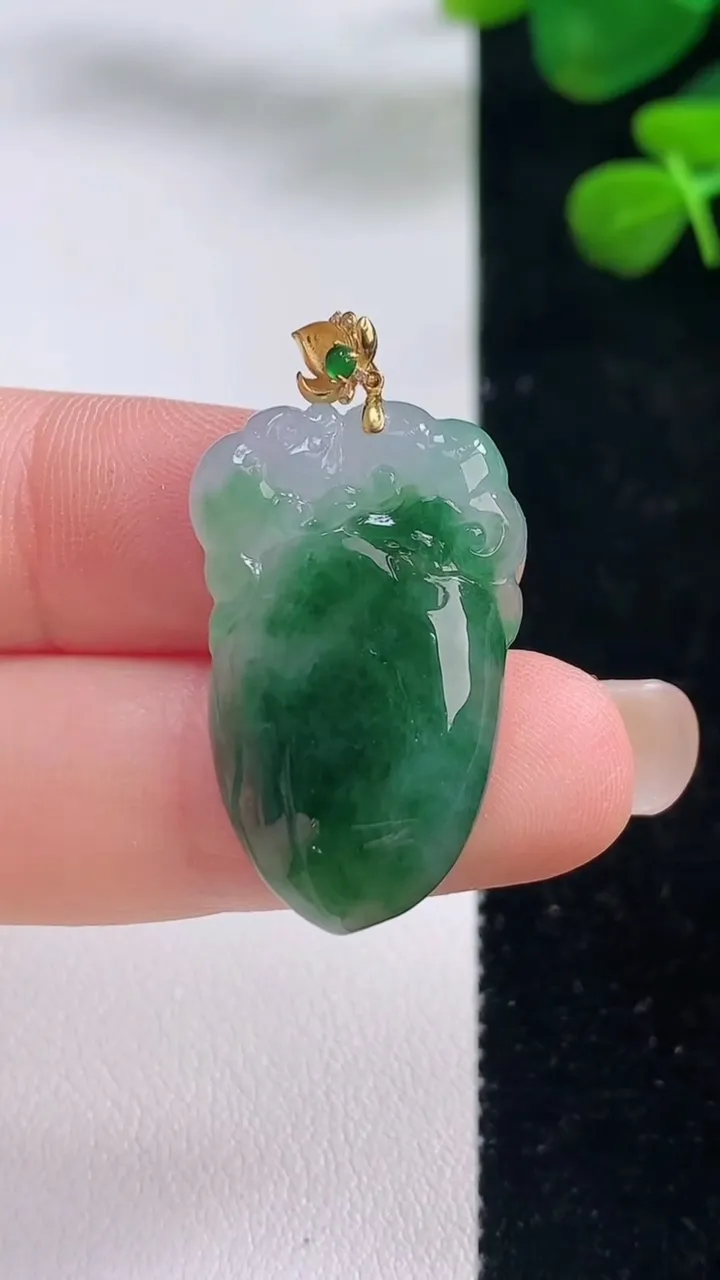 天然A货翡翠种飘花福瓜吊坠，尺寸28-16.5-5，重量:5.21g
8月29日