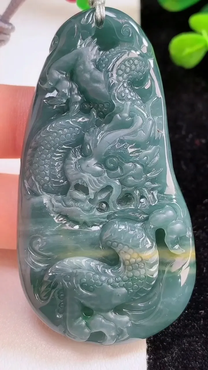 天然A货翡翠龙牌吊坠，尺寸66.8-35.6-12，重:47.85g
8月29日