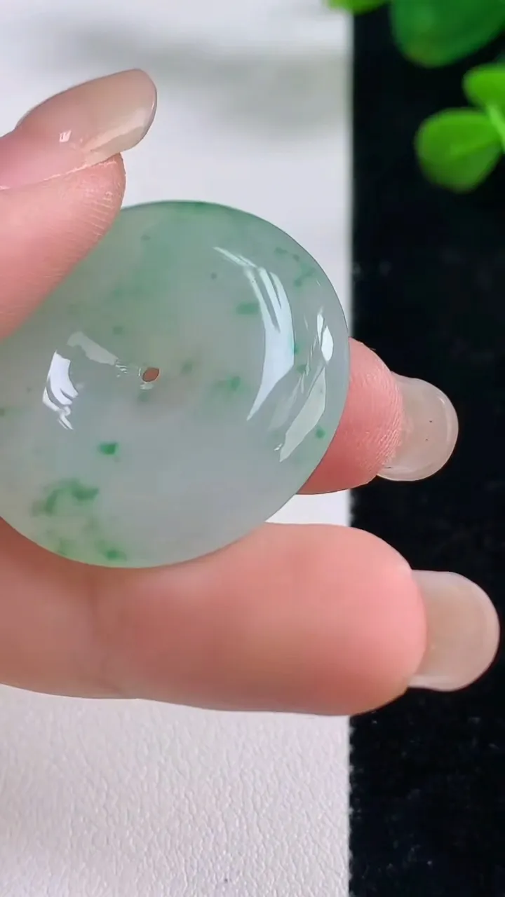 天然A货翡翠平安扣吊坠，尺寸30.5-6.5，重:12.27g
8月29日
