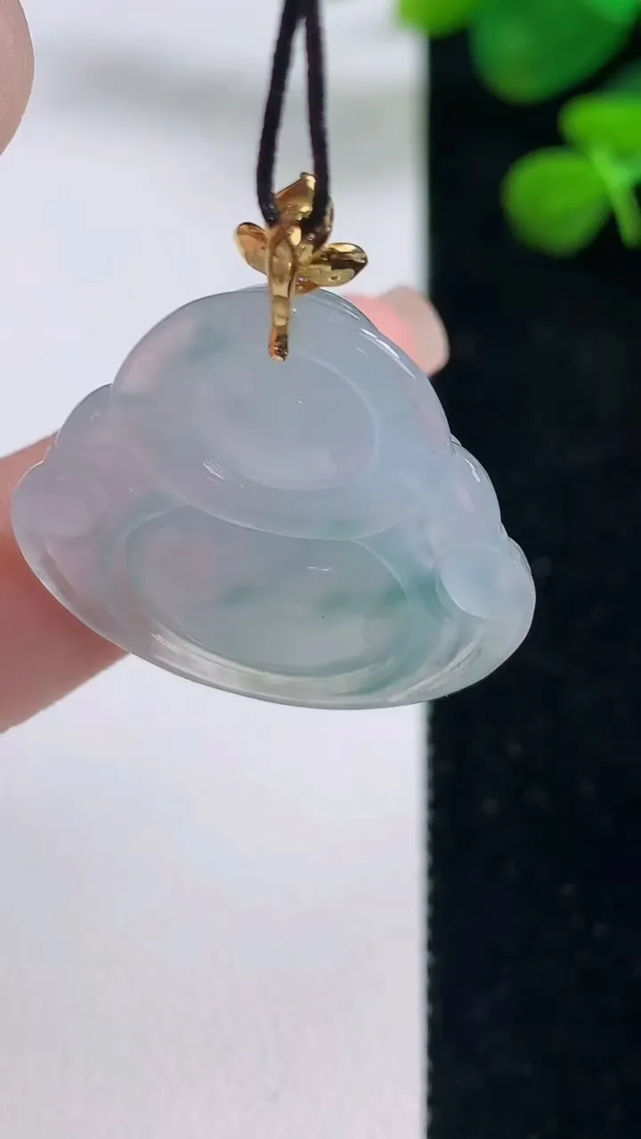 天然A货翡翠种飘花佛公吊坠，尺寸26-28.2-5.8，重量:6.64g
8月29日