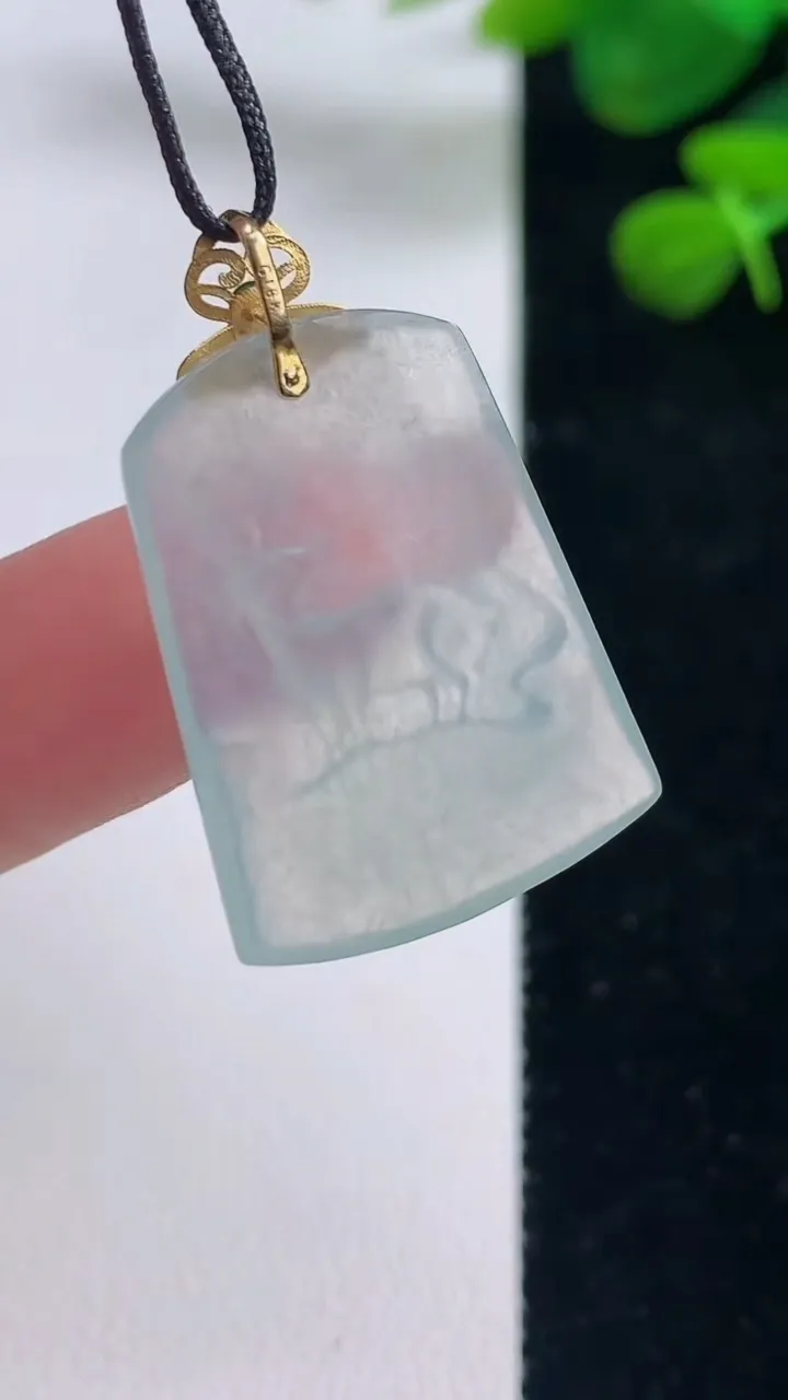 天然A货翡翠种白冰一路发 梅花鹿吊坠，尺寸25.8-18.8-3.2，重量:3.99g
8月29日
