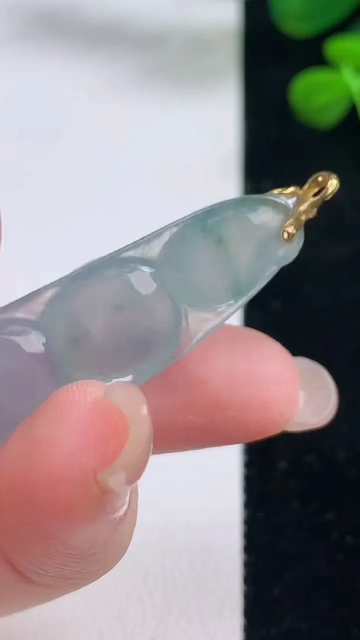 天然A货翡翠种飘花福豆 四季豆吊坠，尺寸44-13.8-7，重量:7.42g
8月29日